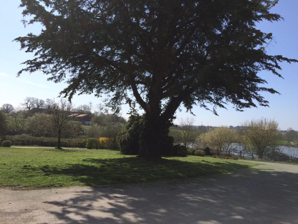 LE PETIT MONTY Gite Côté Jardin Saint-Malo-du-Bois Exterior foto
